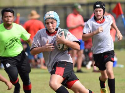 jeunes jouant au rugby