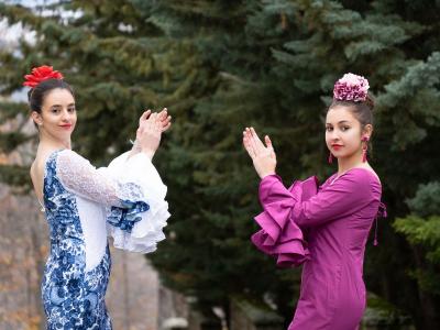Jeunes filles dansent Flamenco