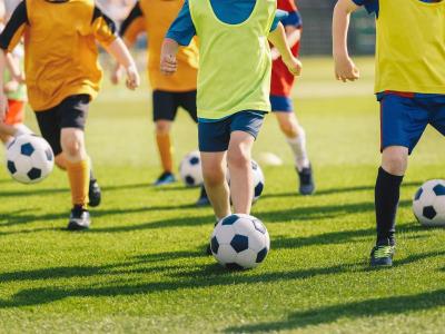 Enfants jouent au foot