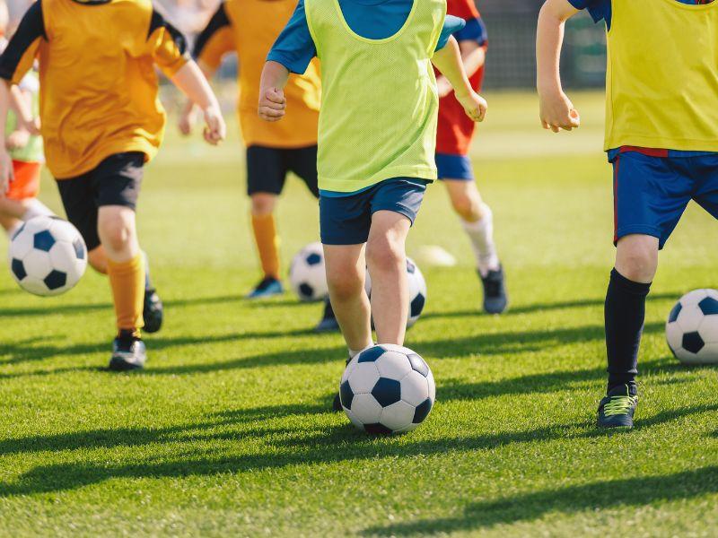 Enfants jouent au foot
